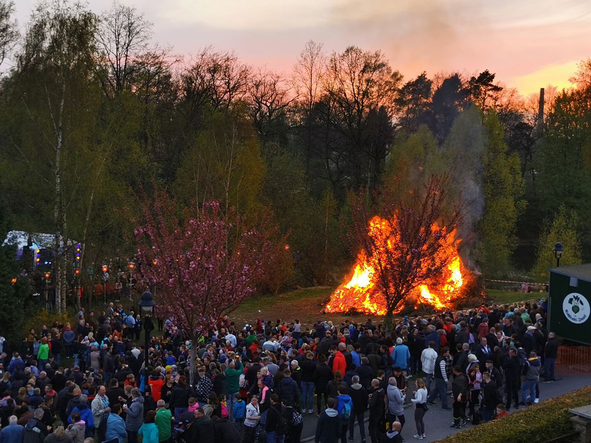 Das große Feuer als Höhepunkt des Abends vor der Menschenmenge auf der Kohlrabi-Insel.